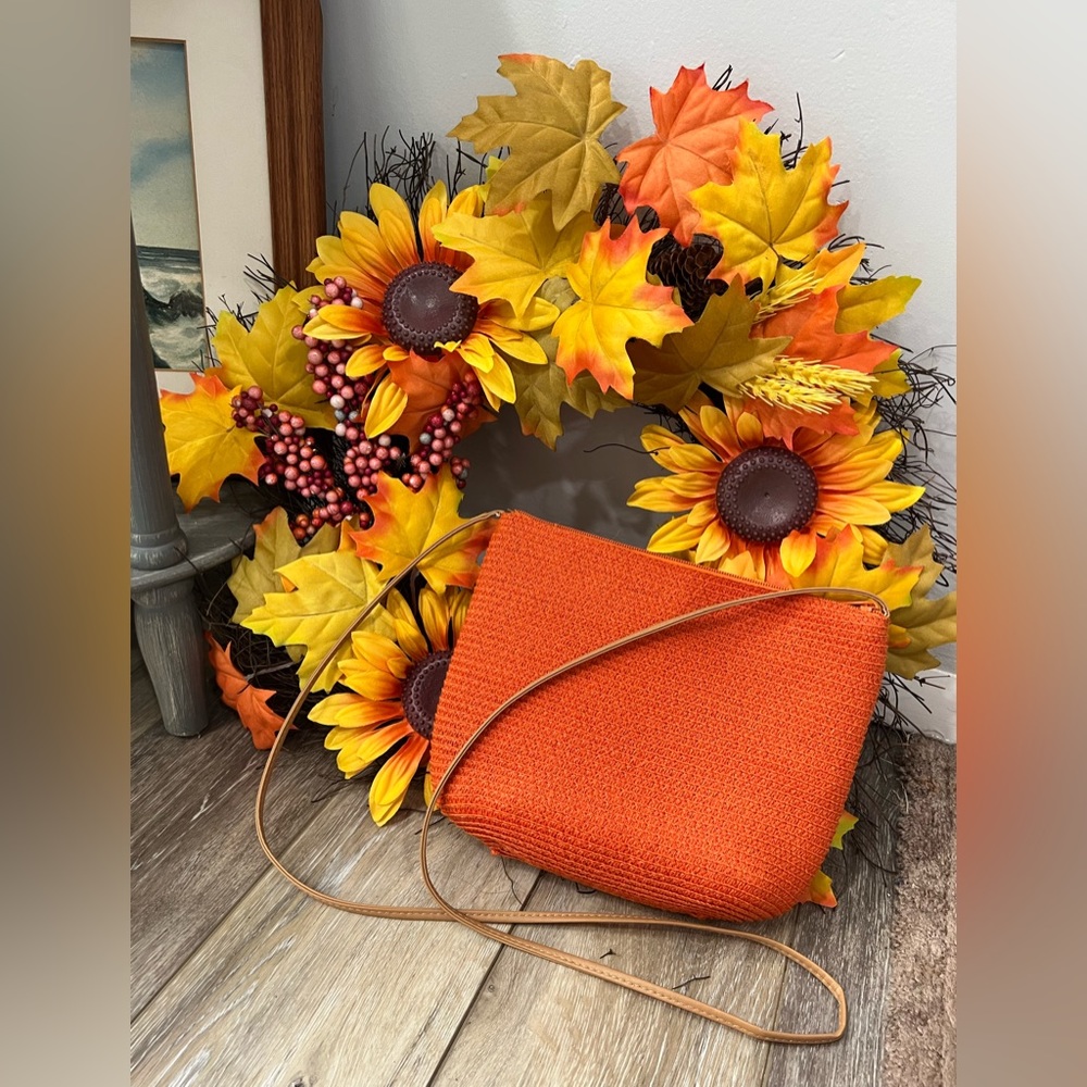 In stitches❗️ NWOT orange paper straw crossbody bag with tan leather strap🪷